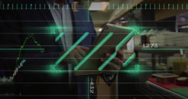 İş adamı kafeteryaya giriyor, tablet aşırıyor, oturuyor ve hologram yemek servis ölçümlerini güncelliyor. Gelecekçi, teknoloji, veri, analitik, şirket, yenilik, dijital