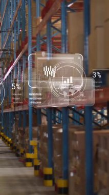 Depodaki ekranlarda veri işleme animasyonu. Küresel gönderme, ağlar, hesaplama ve veri işleme kavramı dijital olarak oluşturulmuş video.