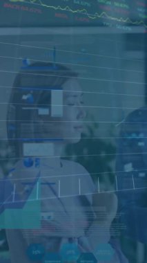 Ofisteki çeşitli iş adamları üzerinde finansal veri işleme animasyonu. Küresel finans, iş, bağlantılar, hesaplama ve veri işleme kavramı dijital olarak oluşturulmuş video.