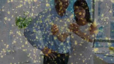 Meslektaşlar teknoloji ofisine tablet getirip ekranı dinliyorlar, akıllı telefona geçiyorlar, raporları gözden geçiriyorlar. İşbirliği, yenilik, teknoloji, iletişim, modern, profesyonel, takım çalışması