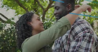 Erkek ve kadın el kaldırıyor, yanağa dokunuyor ve arka bahçede sarılıyor, sağlık bağlantısını kutluyorlar. Sevgi, yakınlık, bağlantı, sıcaklık, uyum, doğa, birliktelik.