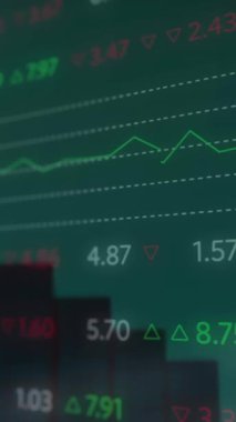 Yeşil arka planda istatistiksel ve borsa veri işleme animasyonu. Küresel ekonomi ve iş veri teknolojisi kavramı