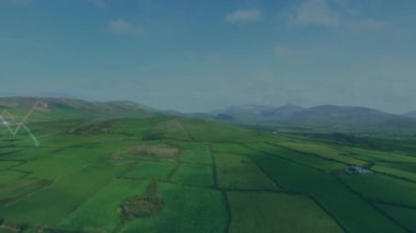 Oyunda, çizgi çizelgesi hava tarlalarının üzerinden kayıyor titreşiyor ve yükseliyor, veri büyümesini gösteriyor. Tarım, veri görselleştirme, kırsal, manzara, büyüme, analiz, sürdürülebilirlik