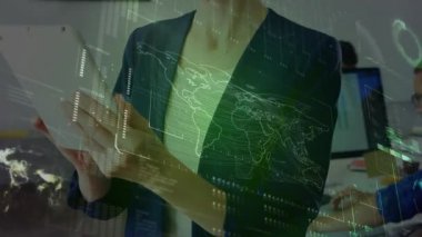 İş kadını tablet kaldırıyor ve holografik dünya haritasını göstererek tableti kaydırıyor. Teknoloji, yenilik, veri görselleştirme, fütüristik, kurumsal, dijital arayüz, analitik