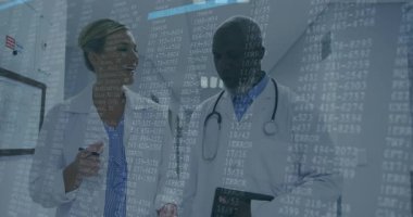 Doktorlar hastane koridorunda yürürken sağlık verileri sürüş verilerini örtüyor. Tıbbi, işbirliği, teknoloji, profesyonellik, sağlık, tanı, dijital