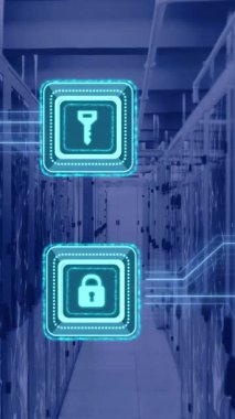 Bilgisayar sunucuları üzerinde anahtar ve asma kilit simgesi ve veri işleme animasyonu. Küresel finans, iş, bağlantılar, hesaplama ve veri işleme kavramı dijital olarak oluşturulmuş video.