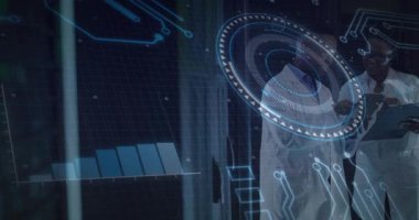 Bilim adamları yüzen kontrole dokunuyor, teknoloji laboratuvarındaki hologram verilerini analiz etmek için tableti kaydırıyorlar. Gelecekçi, yenilikçi, işbirliği, teknoloji, analitik, dijital, profesyonel