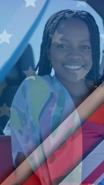 Afro-Amerikan kadın yerine Amerikan bayrağının animasyonu. Vatanseverlik ve kutlama konsepti dijital olarak oluşturulmuş video.