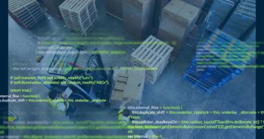 Forklift sürücüsü torpido sayısını kontrol etmek için paleti kaldırıyor ve kod depo takibini güncelliyor. Lojistik, envanter, otomasyon, endüstriyel, takım çalışması, dijital, depo