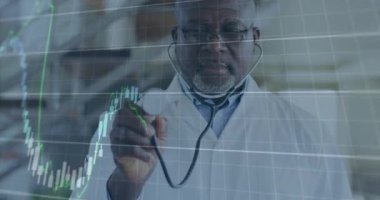 Doktor stetoskop tutuyor, finans şebekesini başlatıyor, şamdan çizgisi grafik verilerini analiz ediyor. Tıbbi, teknoloji, yenilik, veri, analitik, finans, dijital