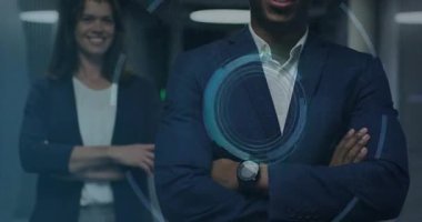 İş arkadaşları, analiz için ikili veri akışı sırasında HUD halkalarını çalıştırmayı geciktirdikten sonra. Teknoloji, takım çalışması, şirket, yenilik, iletişim, ağ, dijital