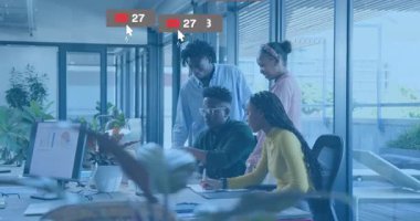 Masadaki meslektaşlar yüzen sosyal medya simgelerini tespit ediyor ve pazarlama bağlantılarının yükselişini izliyorlar. İşbirliği, analitik, takım çalışması, dijital, modern, ofis, büyüme