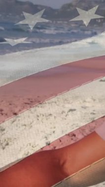 Amerika Birleşik Devletleri bayrağının sahile çıkmış yaşlı Afro-Amerikan bir adam için canlandırılması. Amerikan tarihi, vatanseverlik ve bağımsızlık kavramı dijital olarak oluşturulmuş video.