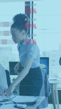 Ofisteki çeşitli iş adamları üzerinde finansal veri işleme animasyonu. Küresel hesaplama, dijital arayüz ve veri işleme kavramı dijital olarak oluşturulmuş video.