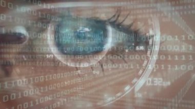 Gözün üzerinde ikili kodlama animasyonu. küresel iş, finans, bağlantılar ve dijital arayüz konsepti dijital olarak oluşturulmuş video.