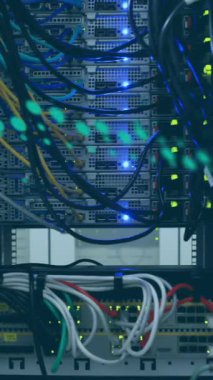 Bir bilgisayar sunucusunun etrafında dönen küre. Küresel ağ ve iş depolama teknolojisi kavramı