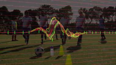 Kadın futbol takımı sarı konilerde ısınma egzersizleri yapıyor sonra da hareketli tempo göstergesi ile koşuyor. Atletizm, takım çalışması, fitness, antrenman, açık hava, motivasyon, spor