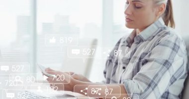 Daktilo kullanan, akıllı telefonu kapan, yüzen simgelerle sosyal medya ölçümlerini izleyen bir kadın. Üretkenlik, dijital pazarlama, analitik, ofis ortamı, modern tasarım, teknoloji, profesyonel yaşam tarzı