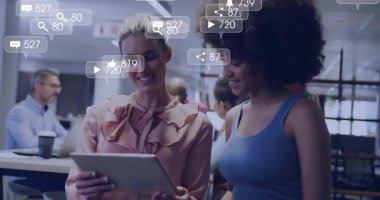 Çalışma arkadaşları animasyon sosyal medya simgelerinin izleme performansını artırmasını izlerken tablet tıklatıyorlar. İşbirliği, dijital iletişim, modernlik, takım çalışması, profesyonel, yenilik, katılım