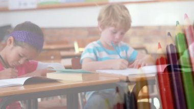 Okulda çeşitli öğrencileri olan mutlu beyaz bir kızın üzerine pastel boyaların animasyonu. İlkokul eğitimi ve öğrenim konsepti dijital olarak oluşturulmuş video.