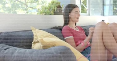 Akıllı telefonları dinleyen bir kadın animasyon analitik çizelgeleri ve iş sezgileri için veri panellerini açıyor. Teknoloji, iletişim, yenilik, giyilebilir, enerjik, girişken, ilerleme