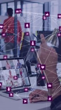 Ofiste dizüstü bilgisayarla konuşan bir adamın etrafında dönen dijital simgelerin animasyonu. Küresel ağ ve iş teknolojisi kavramı