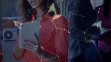 Teknoloji ofisinde tablet çalan yetişkin bir kadın veri işbirliği için holografik küre oluşturuyor. İşbirliği, yenilik, teknoloji, veri, ağ, takım çalışması, dijital