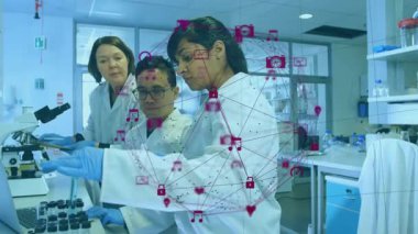 Bir grup bilim adamı sıvı örneği alıyor ve laboratuvar araştırmaları için animasyon reaksiyon grafikleri hazırlıyorlar. Bilim insanları, laboratuvar, araştırma, işbirliği, yenilik, deney, tanı