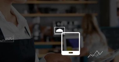 Barista tablet ekranını bulut veri yönetimine senkronize ediyor, kafedeki animasyon çizelgeleri etkinleştiriliyor. Teknoloji, analitik, veri, dijital, yenilik, iş, işbirliği