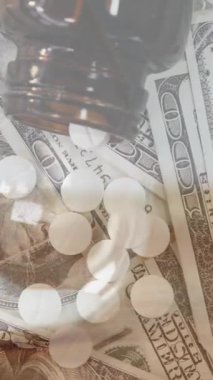 Kum saati üzerinde hapların ve banknotların animasyonu. İş, teknoloji ve dijital arayüz kavramı dijital olarak oluşturuldu.