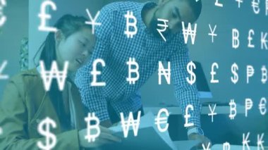 Kadın mali teftiş için doküman çevirirken iş arkadaşı işaret ediyor, para birimi sembolleri sürükleniyor. İşbirliği, analiz, takım çalışması, finans, profesyonel, modern, veri