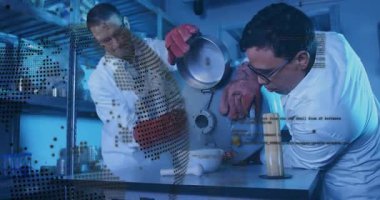 Laboratuvar yükleme mikserine giren araştırmacılar kapağı yerleştirerek ve çevirerek veri örtülerini titreterek giriyorlar. Bilim, yenilik, teknoloji, deney, laboratuvar, otomasyon, veri