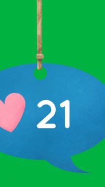 Artan sayılar ve yeşil arka plan 4k üzerinde pembe bir kalp simgesi içeren bağlı bir mavi konuşma balonu Animasyonu