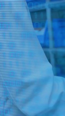 Laboratuvardaki kadın doktor üzerinde veri işleme animasyonu. Dijital olarak oluşturulmuş küresel salgın ve dijital arayüz kavramı.