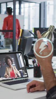 Dizüstü bilgisayardaki iş adamlarının dijital simgelerinin animasyonu. Küresel iş, bilgisayar, dijital arayüz ve veri işleme kavramı dijital olarak oluşturuldu.