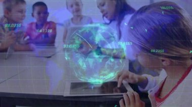 Öğretmen öğrencilere tablet etrafında rehberlik ediyor, kız coğrafya dersi için ekran aktifleştiriyor. Eğitim, teknoloji, yenilik, işbirliği, katılım, etkileşimli, öğrenim