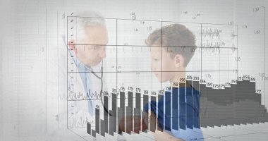 Klinikte steteskop kullanarak laboratuvar önlüklü doktoru muayene ediyor. Dijital sağlık görselleştirmesi yapıyor. Sağlık, teletıp, dijital arayüz, tıbbi teknoloji, veri analizi, yenilik, hasta bakımı