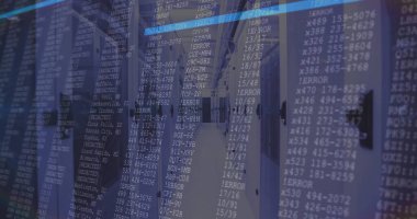 Sunucu raflarının görüntülenmesi ağ anahtarlarını ortaya çıkarıyor, bilişim koridorundaki LED 'leri hatayla örtüyor. Teknoloji, siber güvenlik, veri, altyapı, siber savunma, endüstriyel, geleceksel