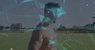 Çimen spor sahasına bakan üstsüz erkek sporcu, çokgen ağ örgüsüyle. Sporcu, spor, açık hava, geometrik, teknoloji, eğitim, spor
