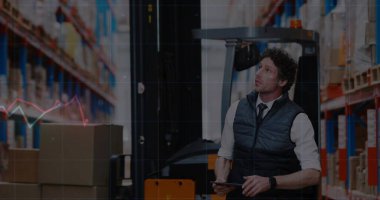 Erkek, depo koridorundaki stok seviyelerini kontrol ediyor. Forklift ve tablet fotokopi alanı var. Sanayi, lojistik, envanter, yönetim, verimlilik, modernizasyon, güvenlik