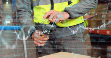 Yüksek çözünürlüklü yelek giyen tarama işçisi taşınabilir barkod tarayıcısı kullanıyor, veri örtülü. Lojistik, envanter, sanayi, otomasyon, teknoloji, üretkenlik, depolama