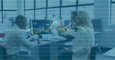 Ofisteki çift monitörlerin verilerini inceleyen üç meslektaş, raporlar ve akıllı telefonlar ile birlikte. İşbirliği, takım çalışması, modern çalışma alanı, veri analizi, iş toplantısı, canlı, profesyonel