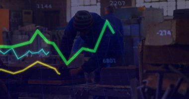 Bere takan ve atölyede atölye çalışması yapan öncü işçi. Sanayi, imalat, takım çalışması, makine, üretkenlik, analiz, kentsel