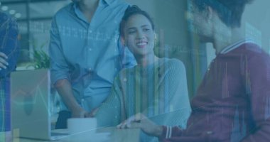 Yeşil çizgili süveter giyen gülümseyen kadın ofis masasında dizüstü bilgisayarı ve kahve fincanıyla çizelgeleri analiz ediyor. İşbirliği, takım çalışması, profesyonellik, modernlik, veri analizi, iş toplantısı, yaratıcı çalışma alanı