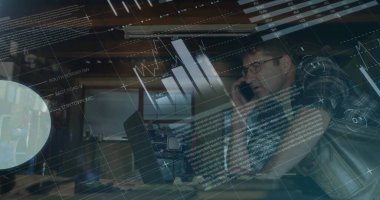 Ekose gömlek giyen, akıllı telefon kullanan, ofisteki bilgisayarları izleyen, fotokopi çeken bir adam. Teknoloji, veri analizi, finans, profesyonel, çalışma alanı, dijital, kurumsal