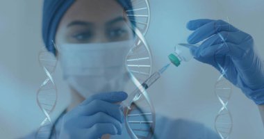 Laboratuvar teknisyeni maske eldiveni takıyor. Laboratuvarda DNA grafikleriyle birlikte şırıngadan sıvı alıyor. Biyoteknoloji, tıbbi, bilim, araştırma, laboratuvar, sağlık, yenilik