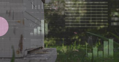 Çimenli alandaki platforma monte edilmiş eski beyaz metal panelin görüntülenmesi, veri örtüleri, kopyalama alanı. Endüstriyel, grunge, teknoloji, analitik, veri görselleştirme, klasik, açık hava