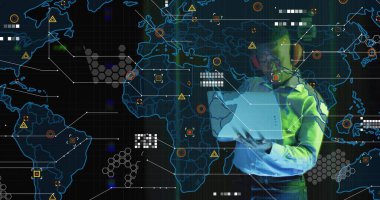 Tişörtlü bir adam dijital dünya haritasını inceliyor kontrol odasında dizüstü bilgisayar ve kopyalama uzayı ile örtüşüyor. Teknoloji, yenilik, veri, bağlantı, ağ, siber güvenlik, fütürist