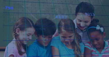 Sınıfta öne eğilen öğrencilere rehberlik eden, veri şebekesiyle tahtaya bakan öğretmenleri inceliyorum. Eğitim, akıl hocalığı, işbirliği, öğrenme, yenilik, sınıf, gençlik