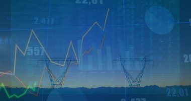 Alacakaranlıkta kırsal ovanın üzerinde renkli çizgilerle elektrik hatları olan çelik kafes kuleleri dikiliyor. Sanayi, altyapı, teknoloji, veri görselleştirme, dijital, güç, mühendislik